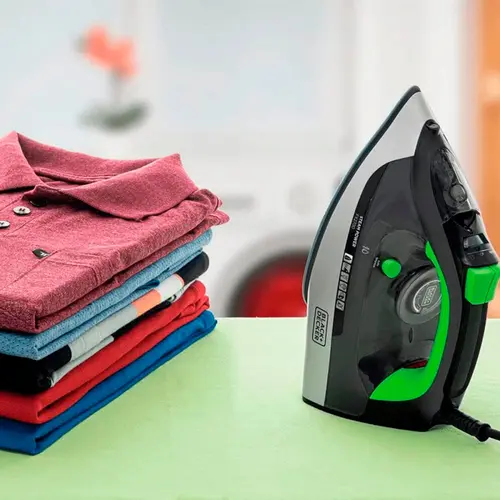 Ferro de Passar Roupa a Vapor Black + Decker Antigotejamento 220V 2000w Preto/Verde - FX2700-B2