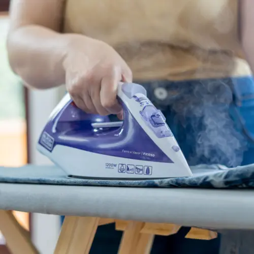 Ferro de Passar Roupa a Vapor Black + Decker Antiaderente 1200W 220V Roxo - FX1050-B2