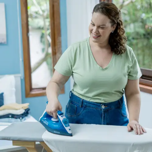 Ferro de Passar Roupa a Vapor Black + Decker Antiaderente 1200W 220V Azul - FX2150-B2